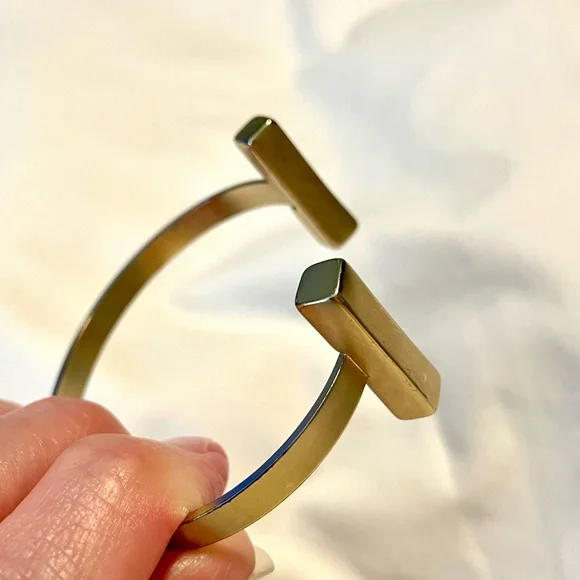 *EUC* Banana Republic Gold Plated Open End “T” Bar Cuff Bracelet-Diameter 2 3/4” - Picture 6 of 8